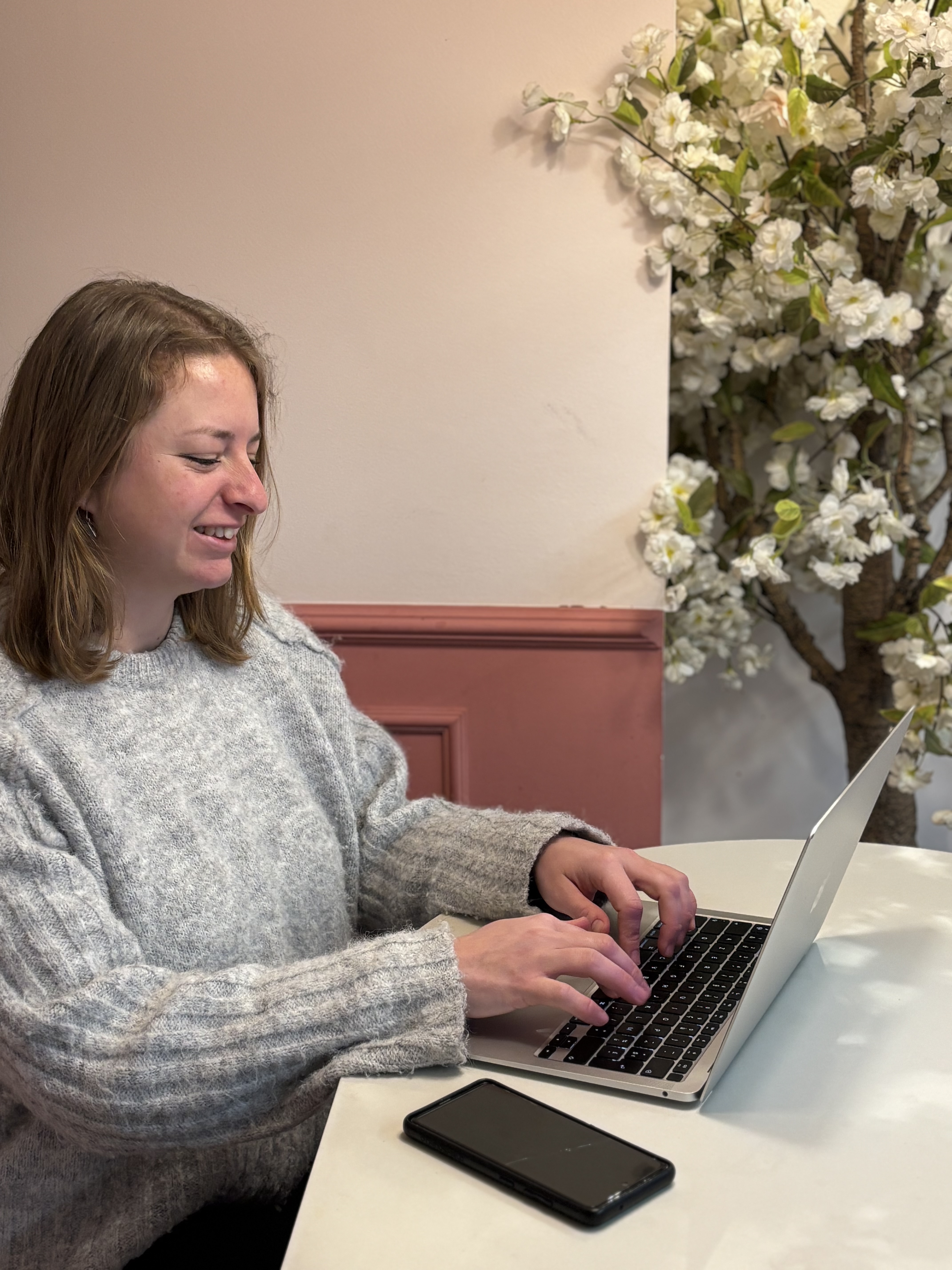 photo d'une femme utilisant son téléphone