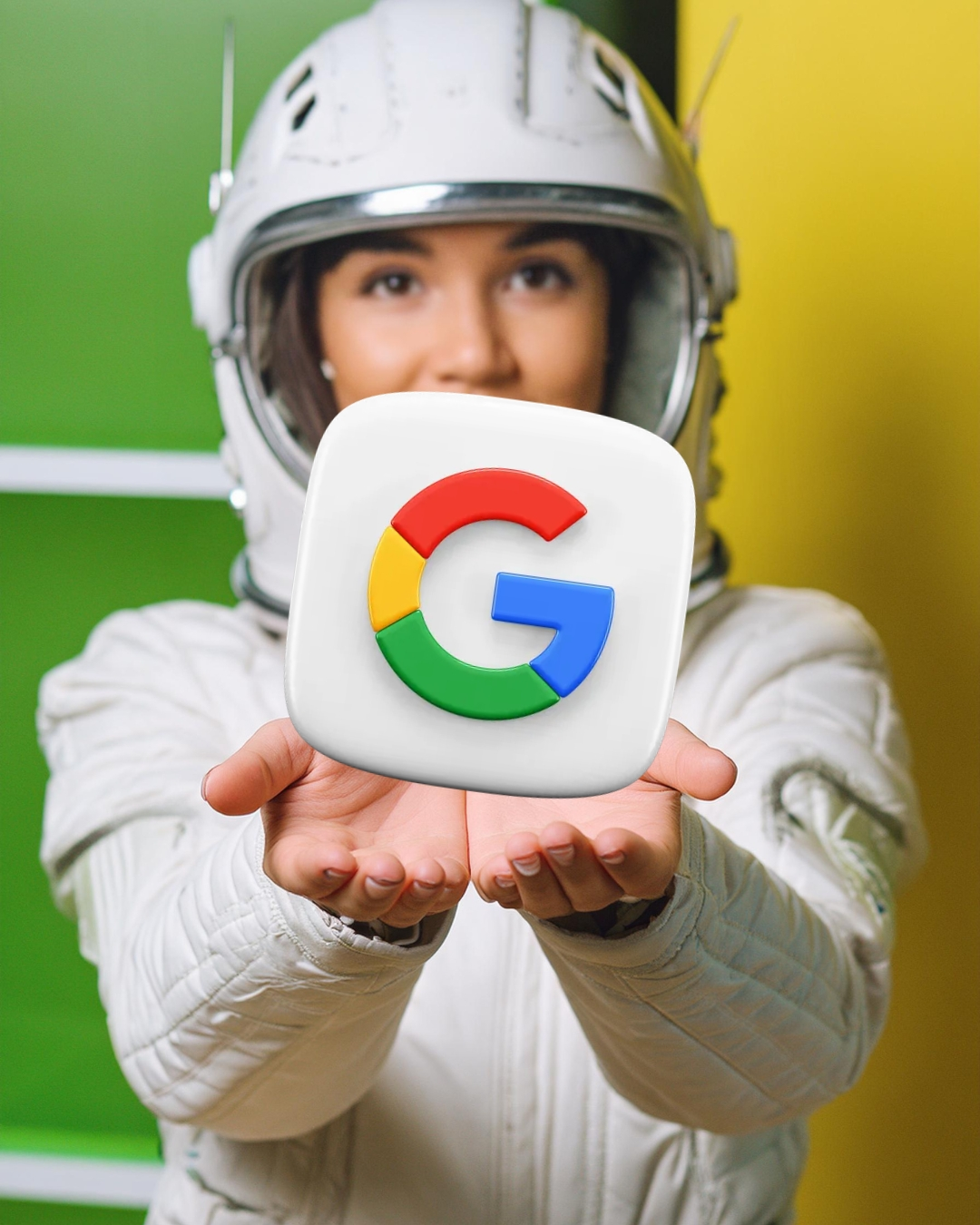 image d'une astronaute qui tient un logo google entre ses mains