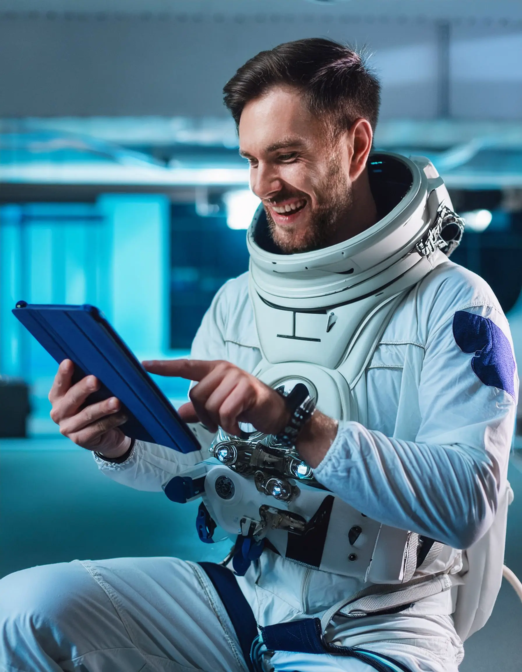 image d'un astronaute qui regarde une tablette avec un grand sourire